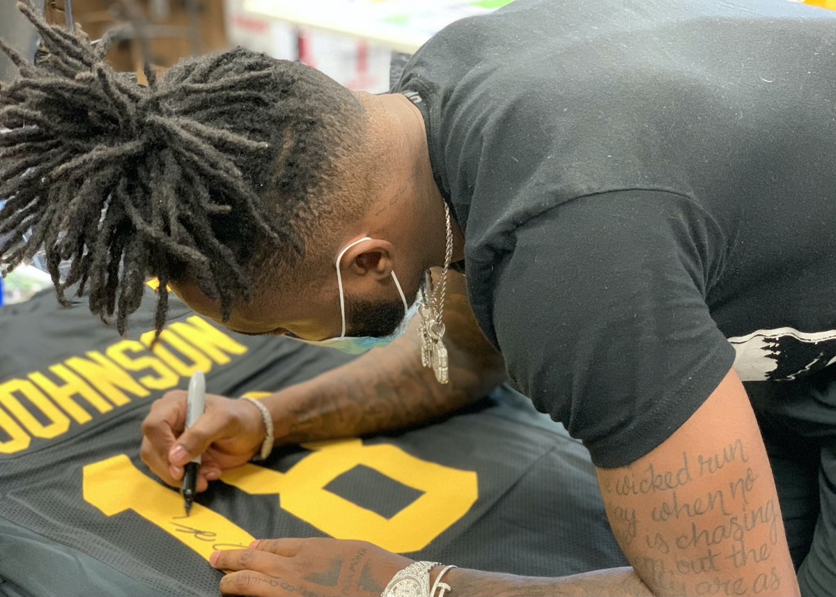 TotalSportsEnt's tweet photo. If @Juiceup__3 scores a touchdown AND the Steelers win tonight, we'll give a Diontae Johnson autographed jersey to someone who retweets this tweet AND follows us! https://t.co/cC6OtCSBZ6