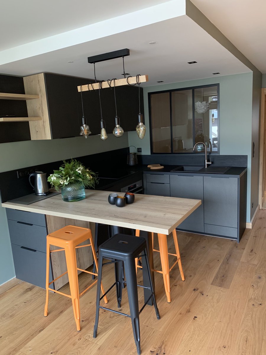 Oser les couleurs pour égayer votre intérieur #deco #couleurs #peintureinterieure #decoration #lovemorzine  #century21