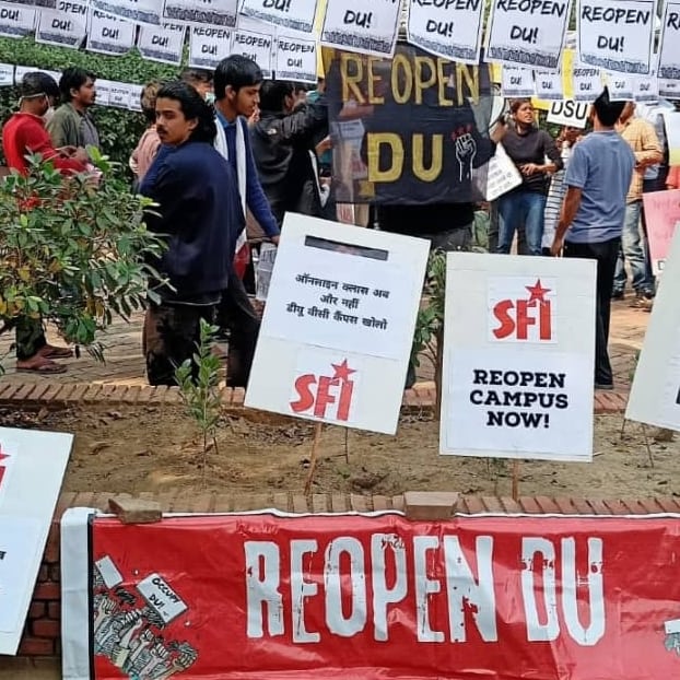 sfiduspeaks's tweet photo. Indefinite Sit In Starts At DU Arts Faculty For Reopening of the Campus!
Candle light vigil also organised at arts faculty in remembrance of Aiswarya Reddy of LSR!
#ReopenDU #CampusKholo
#NoToDigitalDivide #SFI https://t.co/uVKDEVH9Mo