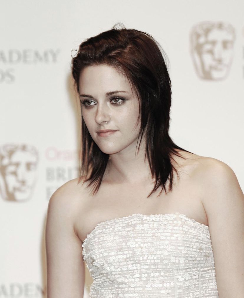 Mel452's tweet photo. ✨ 📷 @BAFTA Throwing back to when Kristen Stewart won the EE Rising Star award in 2010 🤩 
#BAFTARecommends catching her playing Diana in #Spencer in cinemas now! 👑 https://t.co/cudGk8oeFy https://t.co/jnFfczUOGO