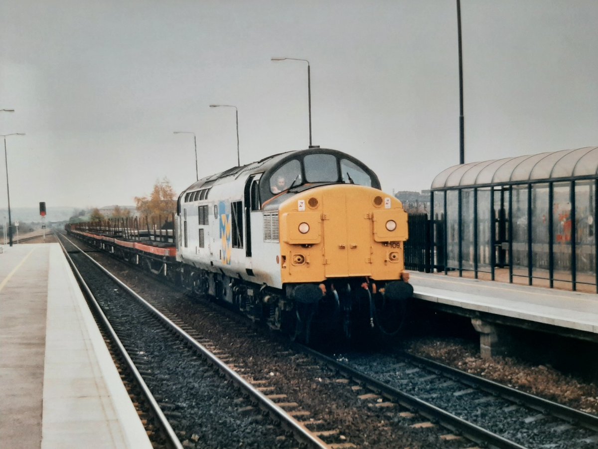 MarkTur05071887's tweet image. Metals sector livered 37109 passing through Swinton Station in South Yorkshire with a loaded rake of steel flats ,photo taken in 1991 .