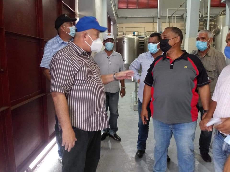 Citmagtm's tweet photo. El #ViceprimerMinistro cubano @LuisTFonseca  acompañado del #MinistroDeLaAgricultura @YdaelB, visita la Planta #Extractora de #AceiteDeCoco en #Baracoa, industria que recibió una renovación #tecnológica.
 @ElbaRosaPM
@PresidenciaCuba  @ArmandoRguezB  @cruz_dayamy https://t.co/89hjcZWNr4