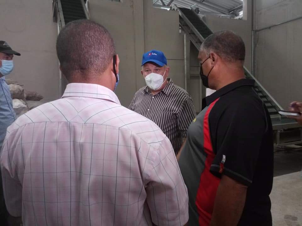 Citmagtm's tweet photo. El #ViceprimerMinistro cubano @LuisTFonseca  acompañado del #MinistroDeLaAgricultura @YdaelB, visita la Planta #Extractora de #AceiteDeCoco en #Baracoa, industria que recibió una renovación #tecnológica.
 @ElbaRosaPM
@PresidenciaCuba  @ArmandoRguezB  @cruz_dayamy https://t.co/89hjcZWNr4