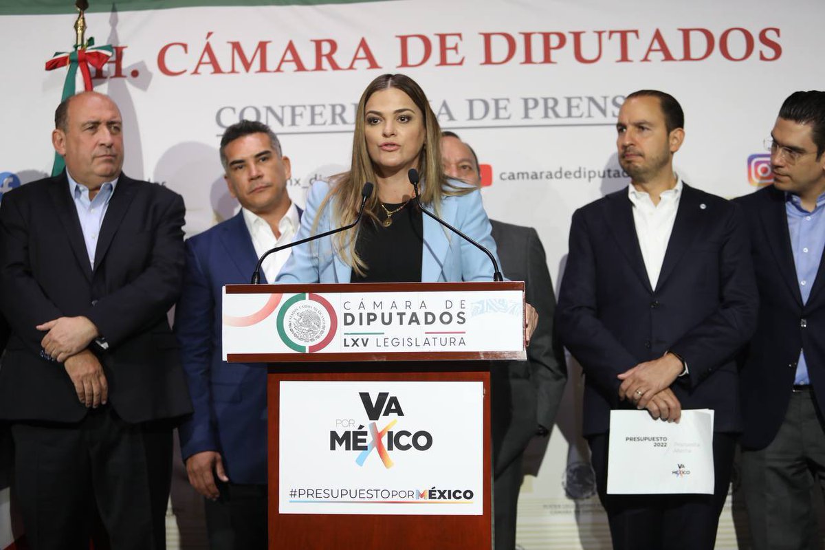 AccionNacional's tweet photo. El presupuesto del Gobierno federal no ha fortalecido el sector salud, no ha controlado la seguridad, ni impulsa el crecimiento económico. Por ello, presentamos un presupuesto alternativo enfocado en las necesidades de las familias mexicanas.
#PresupuestoPorMéxico
#VaPorMéxico https://t.co/4PYe7zpaNr