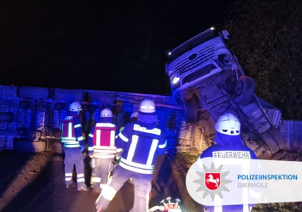 Polizei_DH's tweet photo. Nach einem LKW Unfall ist die #Colnrader Straße Höhe Nr. 33 zwischen #Twistringen und #Colnrade voll gesperrt. Eine Bergung kann erst Morgen bei Tageslicht erfolgen.
Bitte umfahrt den Bereich weiträumig. *tg https://t.co/zXZKA462jh