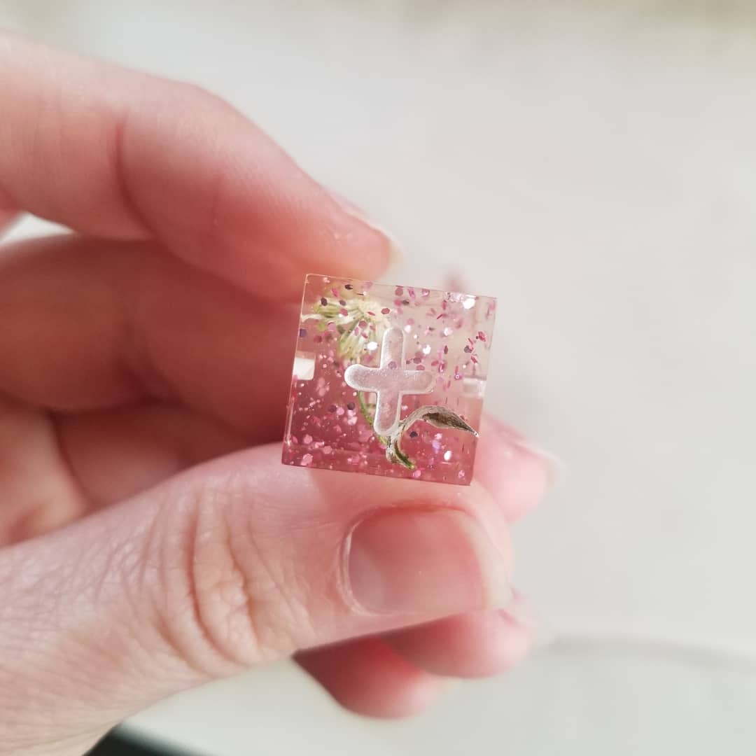 alchemist_attic's tweet photo. Along with the 8pc sets I also make fate/fudge dice! This set just went in my shop on Friday :)
#handmadedice #dice #resin #fatedice #fudgedice #pink #glitter #tabletopgames #flowers https://t.co/yBDGGrPvjx
