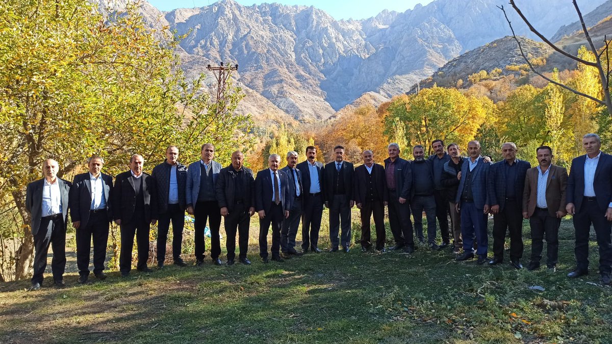 M_ZekiKaraman30's tweet photo. Bu cennet memleketin bir ucundan öbür ucuna yürüyoruz durmadan, açılıyor kollarımız, #kutlu #davanın sıcaklığında kucaklaşıyoruz aziz milletimizle...
#Doski #Oremari #Pinyanişi #Yüksekova #Hakkari #Biriz #Beraberiz #Akpartiyiz #Biz #Türkiyeyiz https://t.co/8htFvx0xhT