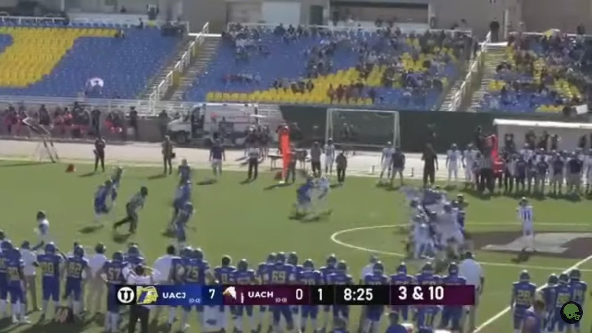 mundodelovoide's tweet photo. Sucedió hace 2 semanas en el Estadio de @UachAguilas. Un campo solo con las líneas del soccer, sin yardas ni pintado para el football. Muy lamentable, tantos años de seguir la liga mayor y jamás  lo había visto, imperdonable. La (Bendita) ONEFA debe tomar cartas en el asunto https://t.co/xzxCmZsT8b