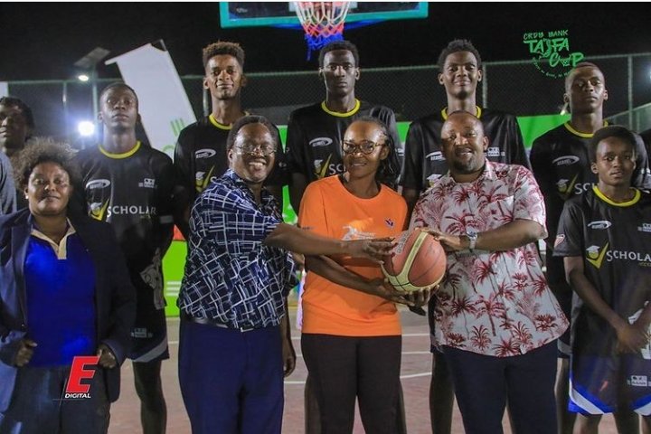 bajabiri's tweet photo. Usiku huu #BabuTale ametembelea hapa Chinangali Park kuja kuona vijana wakionesha uwezo kwenye #CRDBBankTaifaCup 🏀🏀🏀🏀 wakiwa wamependeza kits kutoka #JustFit .
Tukutane kesho.
📸 By #TVE na @EfmTanzania https://t.co/EwYXs7D6Rf