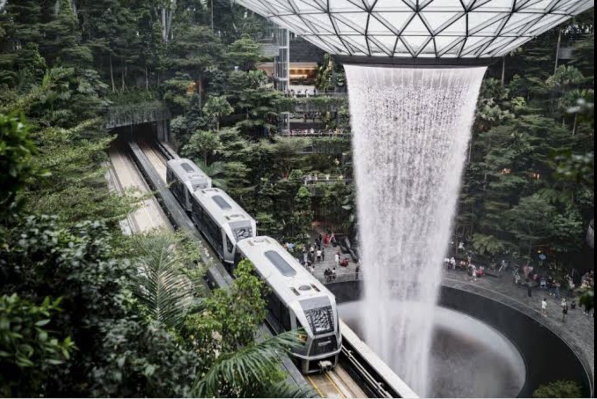 90Jassiel's tweet photo. @RicardoBSalinas Esto es espectacular Aeropuerto de Singapur https://t.co/iA9ne2cYwo