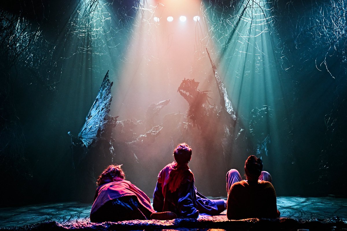 Have you seen The Ocean at the End of the Lane yet? We saw it last weekend and were blown away! ✨ Check out our review now >> bit.ly/3wpwCYV @OceanWestEnd @NationalTheatre @dukeofyorksLDN #OceanWestEnd