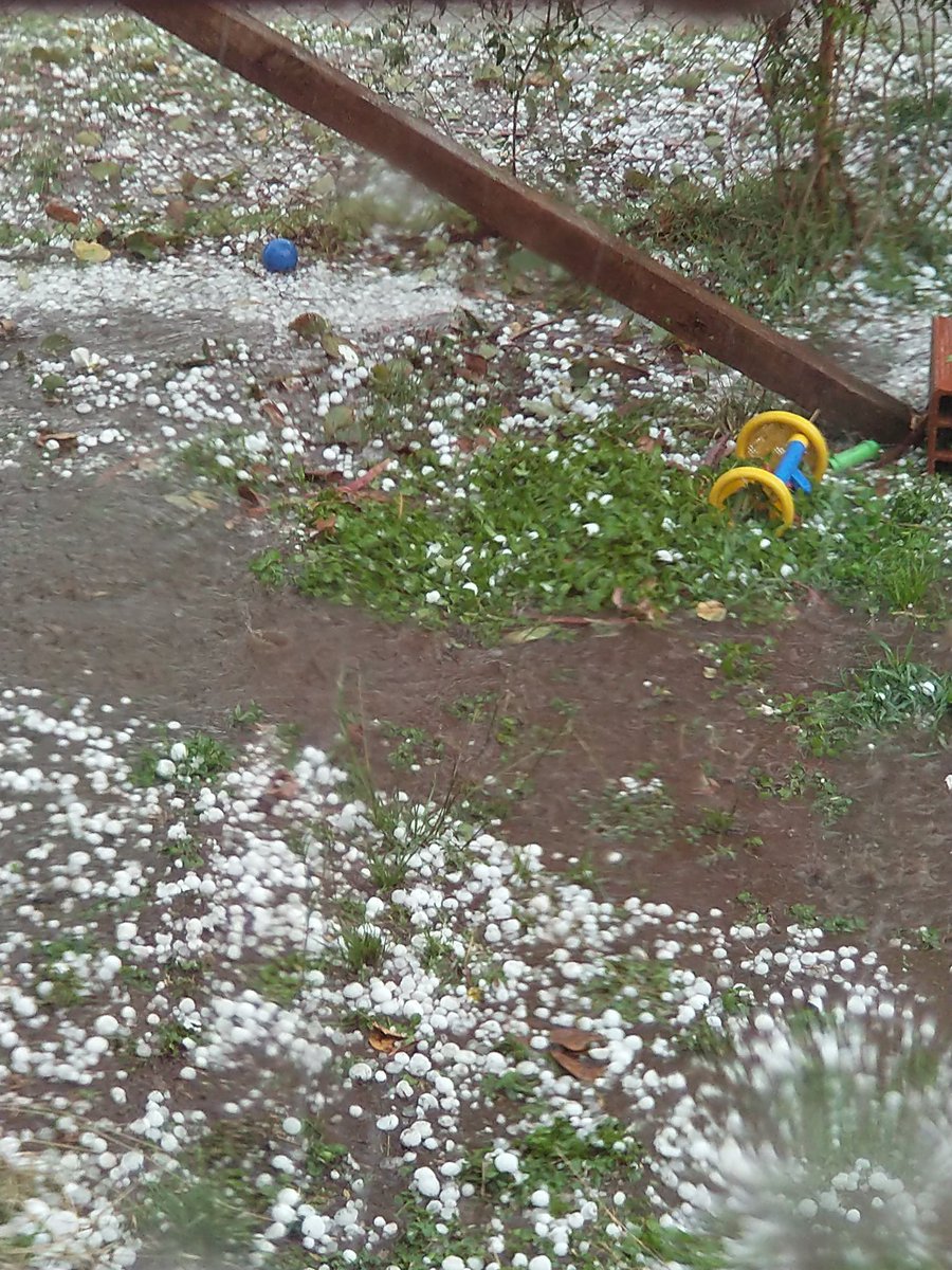 lulacapriotti's tweet photo. @GrupoRadarCBA Granizo y lluvia en Talar de Mendiolaza https://t.co/DIIaxHCMGk