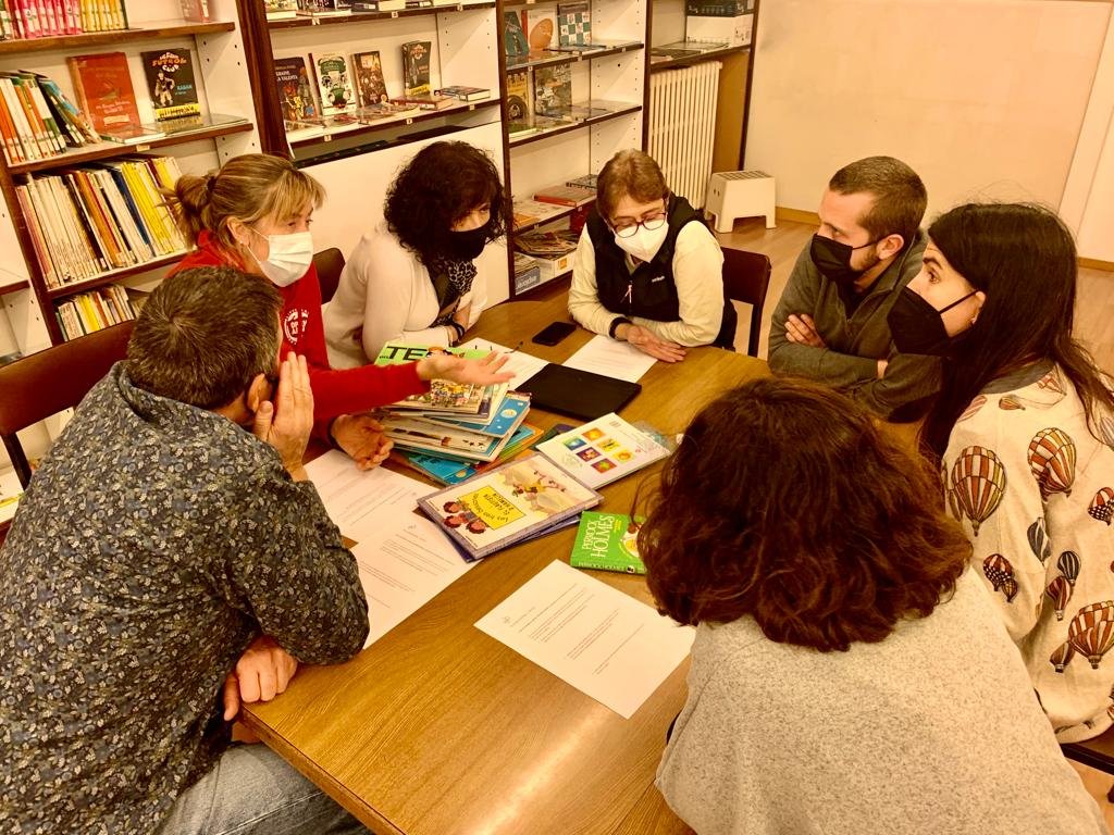 SagratCorDip's tweet photo. Aquesta tarda hem aprofundit la mirada en les nostres arrels, en la nostra visió i en la nostra missió acompanyats per la Ma José Domínguez, religiosa de @rscjenEspana i membre del Patronat de la @fesofiabarat . #valors #arrels #futur #missiocompartida https://t.co/DUq86p7EJ5