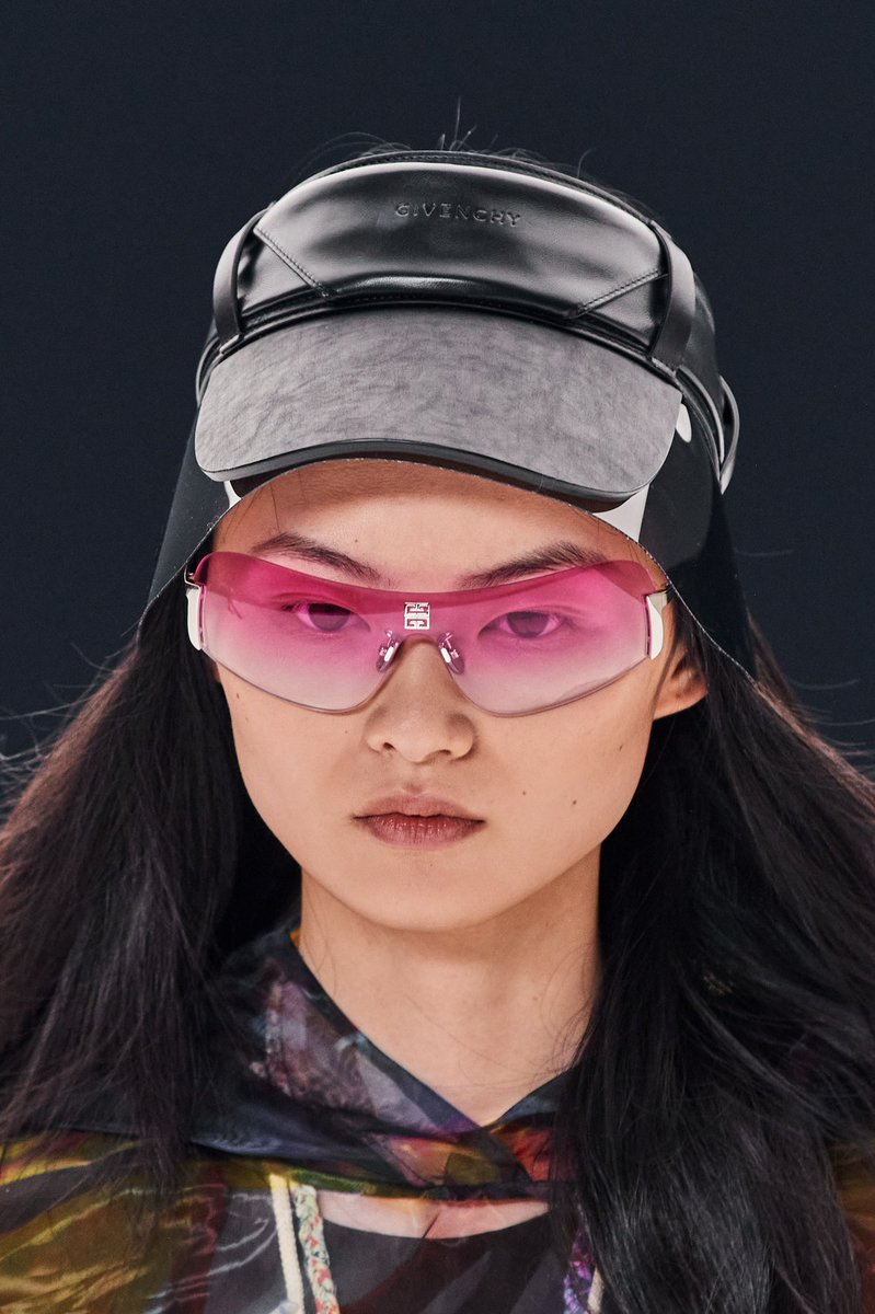 Hauteistic's tweet photo. these glasses from the Givenchy spring 2022 are giving what they were supposed to https://t.co/QGY6VpRq6P