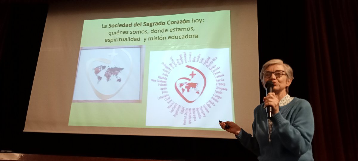 SagratCorDip's tweet photo. Aquesta tarda hem aprofundit la mirada en les nostres arrels, en la nostra visió i en la nostra missió acompanyats per la Ma José Domínguez, religiosa de @rscjenEspana i membre del Patronat de la @fesofiabarat . #valors #arrels #futur #missiocompartida https://t.co/DUq86p7EJ5