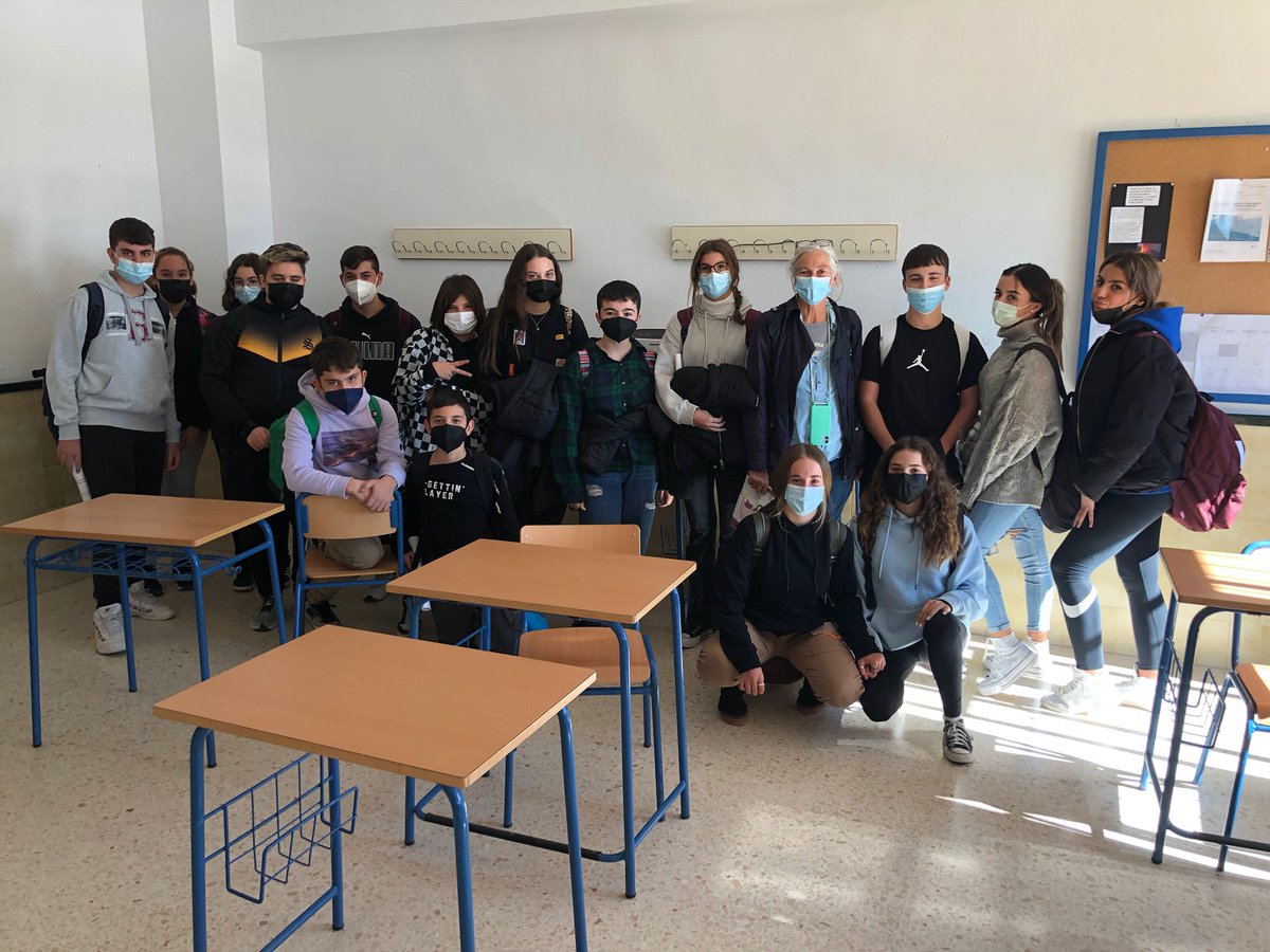 ieslajarcia's tweet photo. Hoy han comenzado los talleres de Salud Reproductiva que, dentro del #ProgramaFormaJoven imparte la matrona del centro de salud, Rosa Girón.
Estos talleres están dirigidos al alumnado de 2º y 3º de ESO y buscan mejorar las condiciones de bienestar y relaciones entre ellos. https://t.co/sEI2c6EtZt