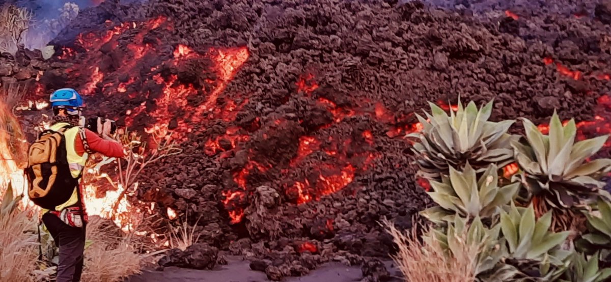xbolos's tweet photo. Sampling Aa lava Flow. October 30, 2021. @paleostrat
#lava #geology #volcanology #volcanologists #volcanolife #erupcionlapalma #lapalmaeruption #eruption #lapalma #cumbrevieja #lapalmavolcano https://t.co/rCwjz1HdEe