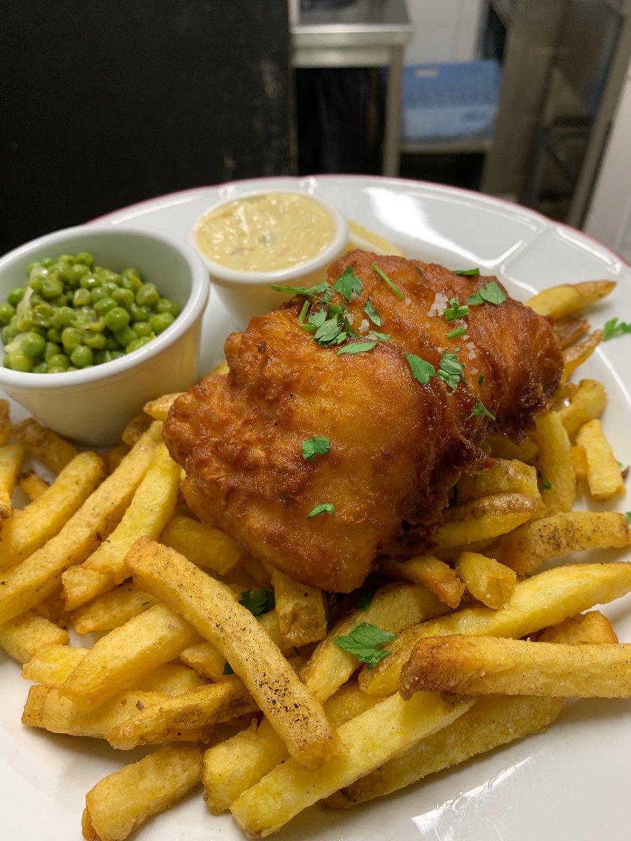 🐟 and 🍟 
Always a good choice in the fall. 
.
.
.
#FishAndChips #ParisRestaurant #Paris11 #IrishBar #IrishPub #ParisEats #Housemade #FaitMaison