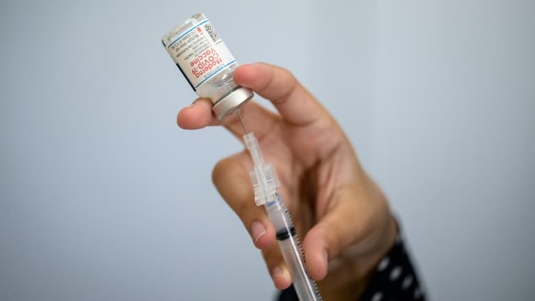 BFMTV's tweet image. Covid-19: le vaccin Moderna déconseillé pour les moins de 30 ans par la Haute autorité de santé bfmtv.com/sante/covid-19…