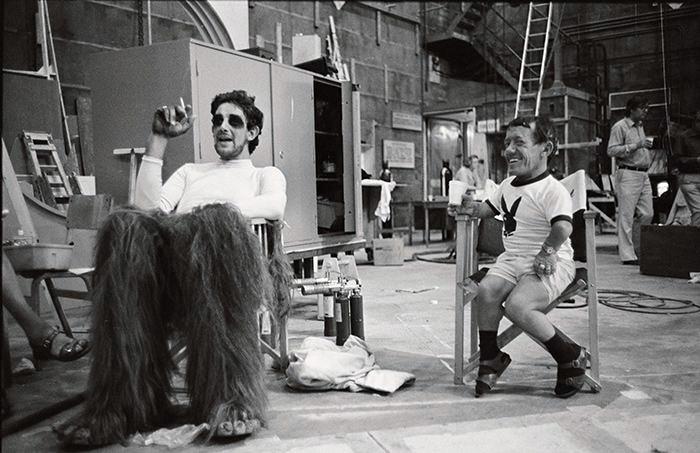 Chewbacca and R2-D2 on a break.
(Peter Mayhew & Kenny Baker)
1980 https://t.co/9K6fI7OCJN