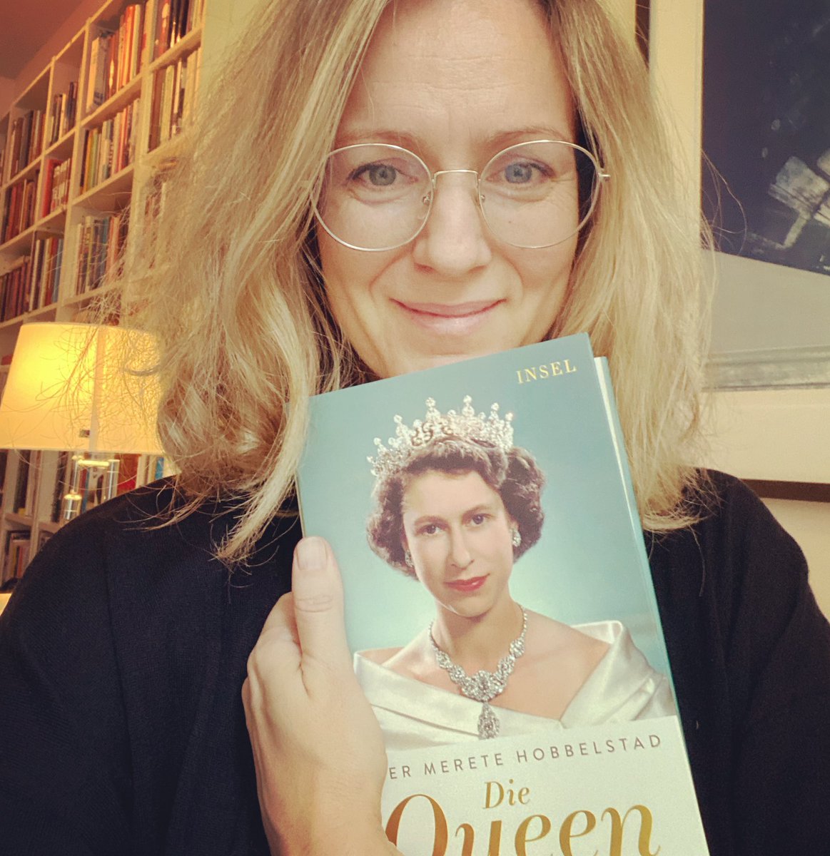 inger_merete's tweet photo. First we take somethingsomething, then we take Berlin! Og nå er «Årene med Elizabeth» forsyne meg ute på tysk! #InselVerlag https://t.co/1I4xBxVvW6