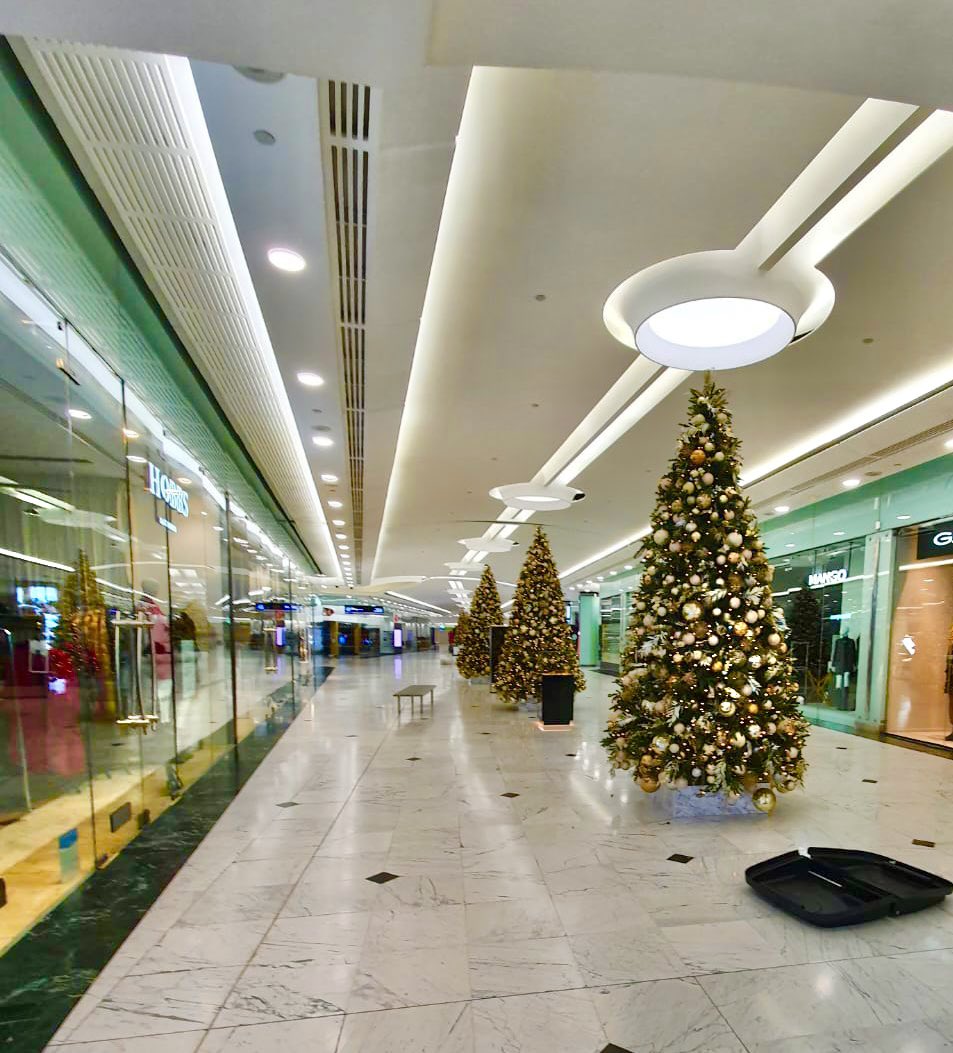 RBFloralDesign's tweet photo. Christmas has arrived at the Canary Wharf shopping mall, the first of our Christmas installations 🎄

#christmas2021 #christmas #holidaysarecoming #canarywharf #cabotsquare #shoppingmall #essexflorist #leadenroding https://t.co/XX6YzCYsub
