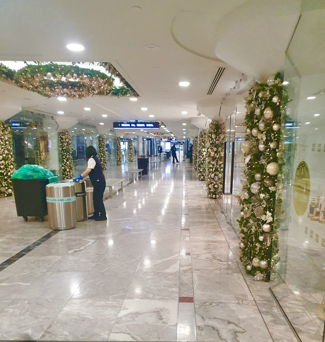 RBFloralDesign's tweet photo. Christmas has arrived at the Canary Wharf shopping mall, the first of our Christmas installations 🎄

#christmas2021 #christmas #holidaysarecoming #canarywharf #cabotsquare #shoppingmall #essexflorist #leadenroding https://t.co/XX6YzCYsub