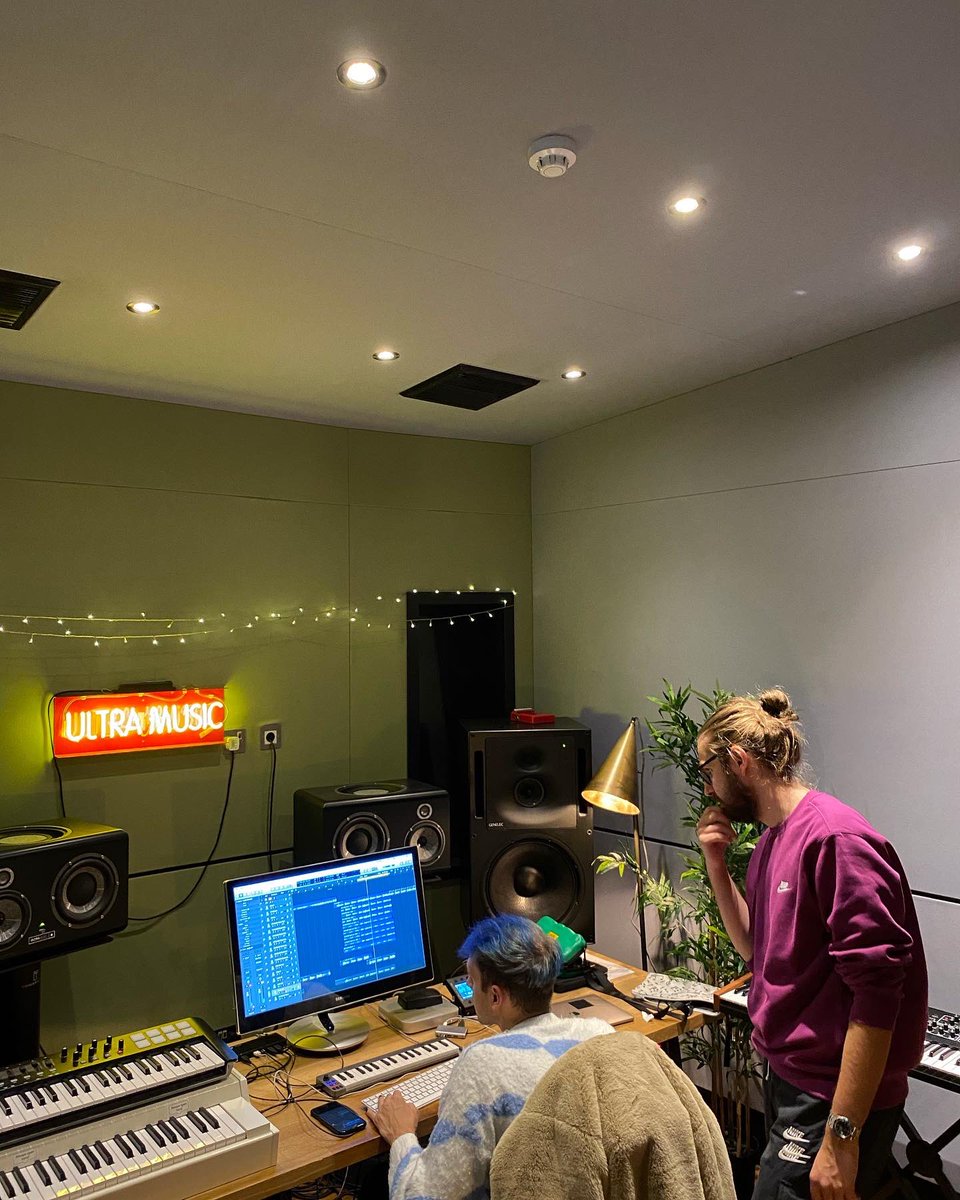 Cozy first day in London 🥵

<a href="/ultrarecords/">Ultra Records</a> @UltraIntlMusic