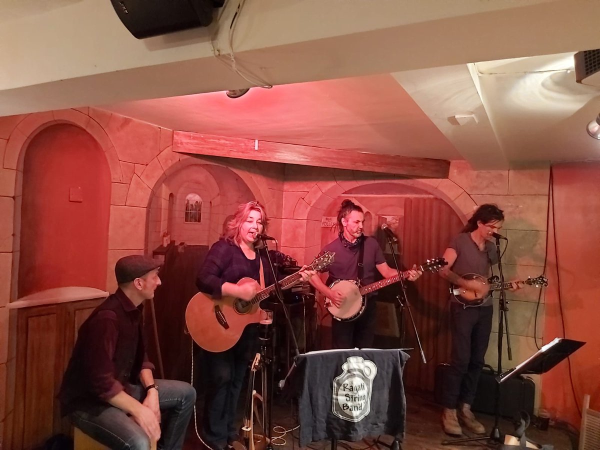 elceastbourne's tweet photo. A perfect way to end the weekend at #elceastbourne, live music at the Star Inn! #elcfamily https://t.co/onC5gKQqhB