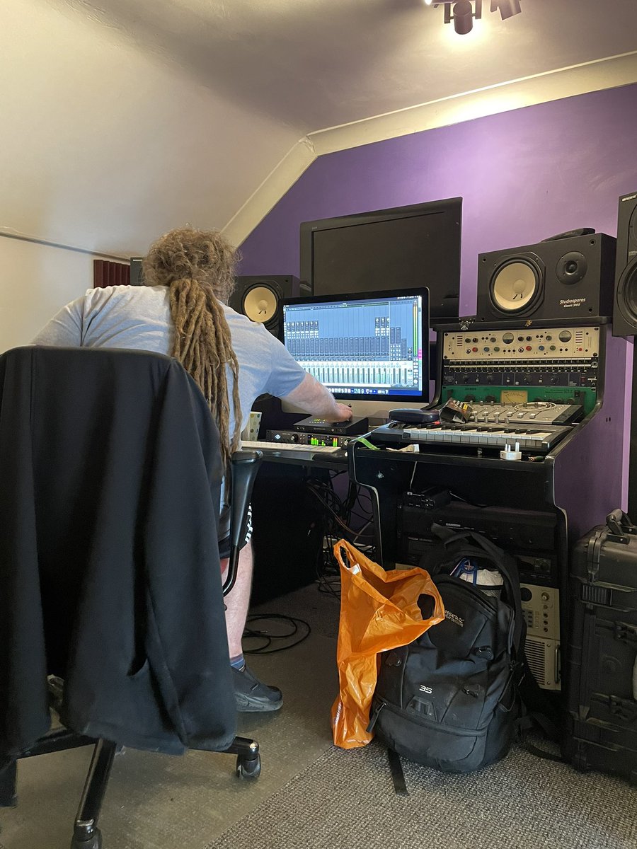 CafeWah's tweet photo. Studio Time https://t.co/MqAaegn9gc