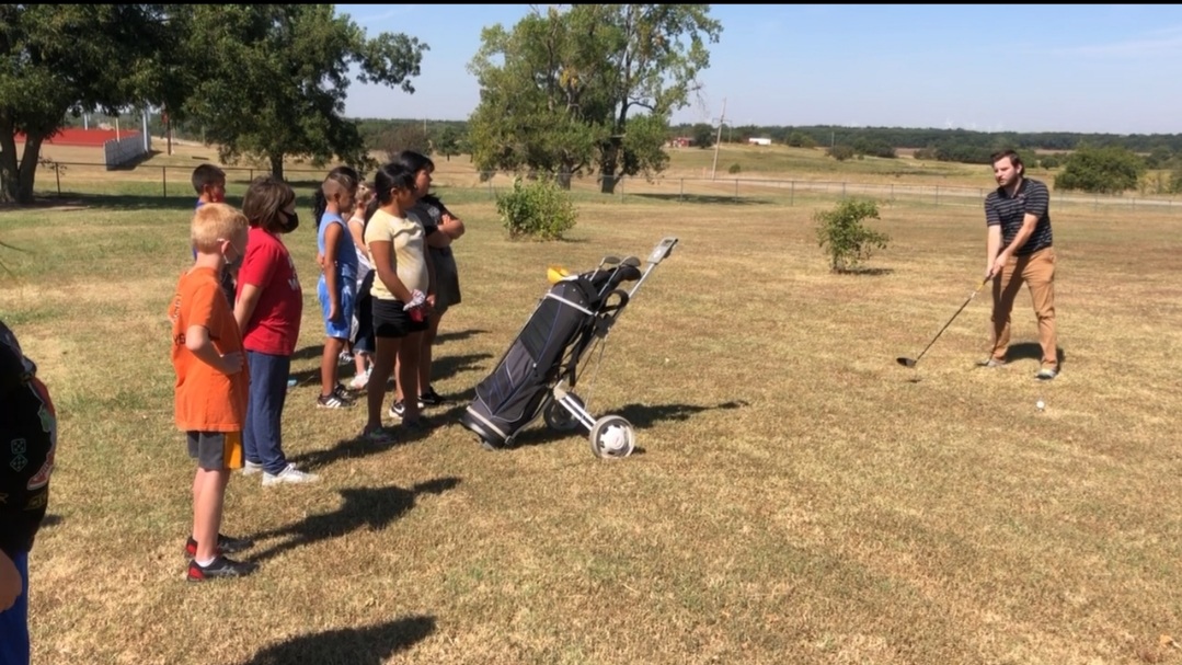 NWOSU_EDUCATION's tweet photo. Matthew Fuller, Student Teacher providing instruction on the basics of golf to 3rd and 4th graders at Frontier Elementary. https://t.co/IMuku0PAUn