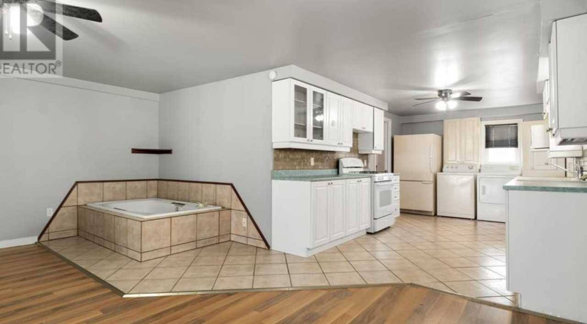 BadRealtyPhotos's tweet photo. “Let me know when you’re done in the bath, I’ll use that water for the pasta” https://t.co/dIGecjrGeV