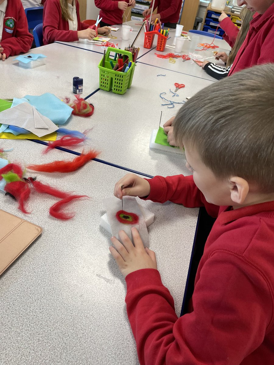 MrsKBusby1's tweet photo. Year 4 created wonderful remembrance artwork using needle felting, yarn art and weaving @AlthorpeKeadby @NLincsArtsDev @Therabbits21 https://t.co/D3hXUJbEHn