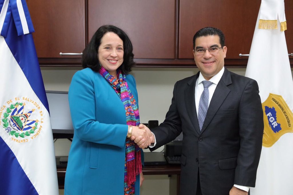 lacheradacom's tweet photo. La distinguida @USAmbSV sueña con volver a los tiempos donde las relaciones eran "SÓLIDAS", en esos tiempos ella era feliz estrechando la mano de prófugos y no lo sabía. https://t.co/72fvc2ZsYK
