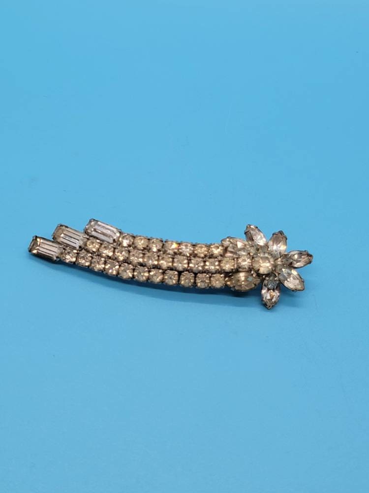 LoveAndDust's tweet photo. New today to Love and Dust #etsy shop: Lady Ellen Rhinestone Shooting Star Hair Clip. 
https://t.co/endpMpt33Q #1960shairjewelry #rhinestonebarrette #jeweledhairclip #fancyhairaccessory #holidayhair #glamhairclip https://t.co/JiMzHlCifd