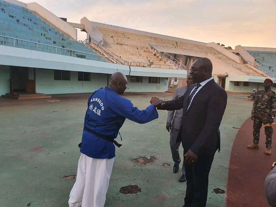 Le Ministre de la Jeunesse et des sports a rendu visite inopinée lors de la séance d'entraînemen Kaze Nanbudo RCA
#MrPONG
#KazeNanbudoRCA