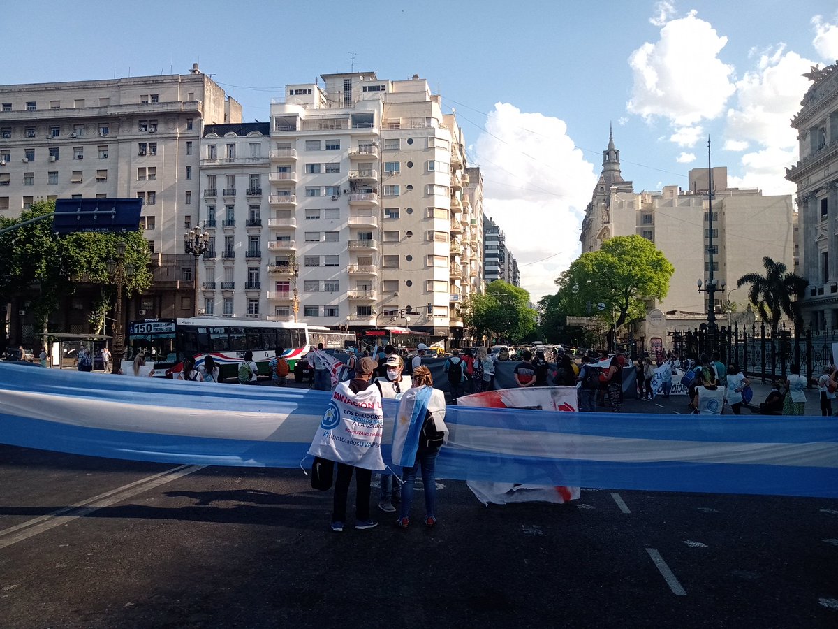PaolaContraUVA's tweet photo. Necesitamos una solución urgente Basta del sistema UVA que está destruyendo nuestras vidas! ahora en el Congreso! @ceciliamoreauok @DiputadosAR @SenadoArgentina @alferdez
Esto es contra ustedes @Santander_Ar @bancoprovincia @BancoNacion @BancoCiudad @BancoGalicia https://t.co/SDhBwvquuZ