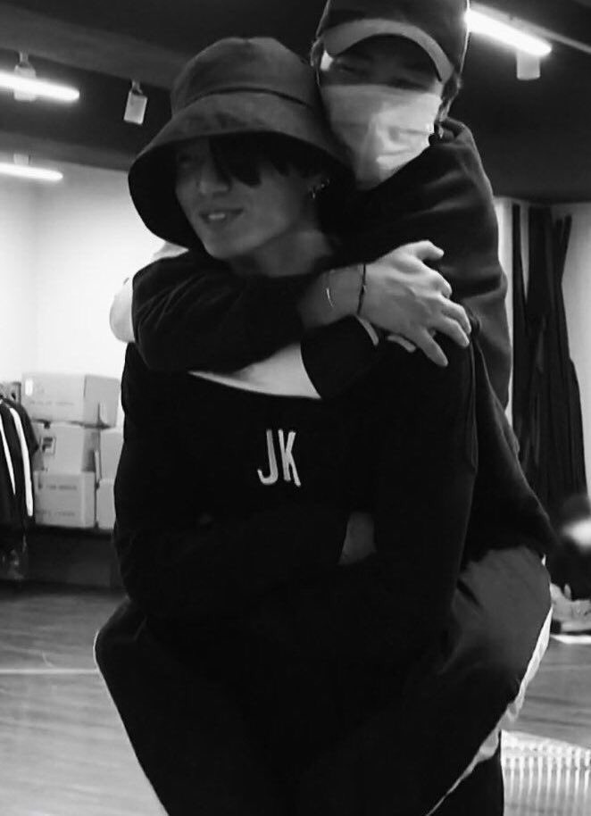 botwhoareyou's tweet photo. Nós estamos vivendo um momento da nossa vida, em que nadamos em um mar cheio de turbulências, mas mesmo assim, eu ainda te amo…            #PJMWAY #SintoSuaFalta https://t.co/XV2lPdpuwE