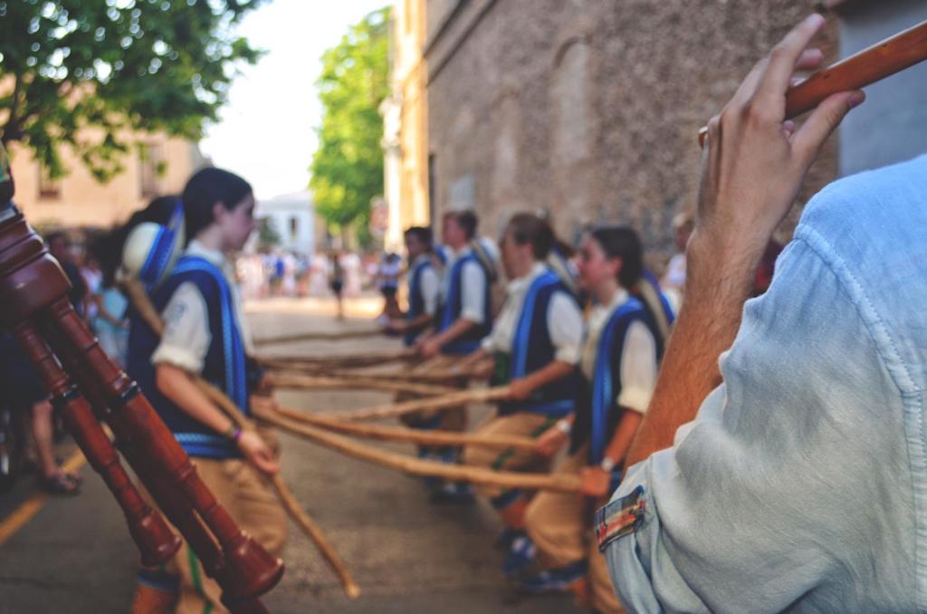 balldebastons's tweet photo. Avui toca presentar el darrer grup de Ball de Pastorets que va participar en el 1r Congrés Internacional de #balldebastons: el Ball de Pastorets de Salou!
Més informació a la pàgina web!
#congresbdb #balldepastorets @Adifolk_oficial @cultpopular_cat @AjuntamentSalou https://t.co/9dEtwJ5OUk