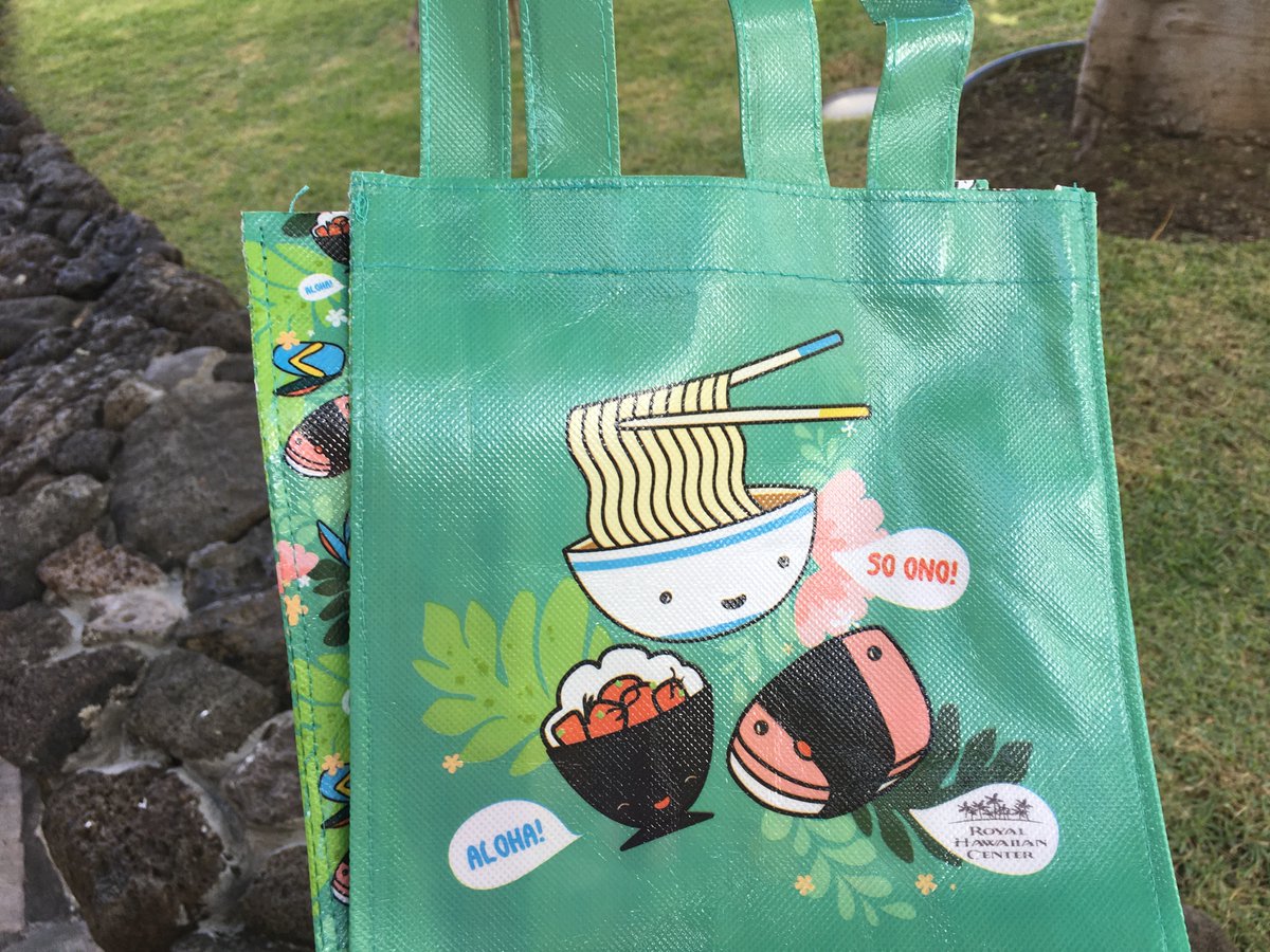 toradonhwi's tweet photo. ロイヤルハワイアンセンターのフードコート内で$20以上使うと「Bento Bag」が貰えます。（11月23日まで）
#ハワイ　#ロイヤルハワイアンセンター　#フードコート　＃BentoBag　#ハワイ好き　#ワイキキ　#お得なプロモーション https://t.co/zswvPJQcqJ