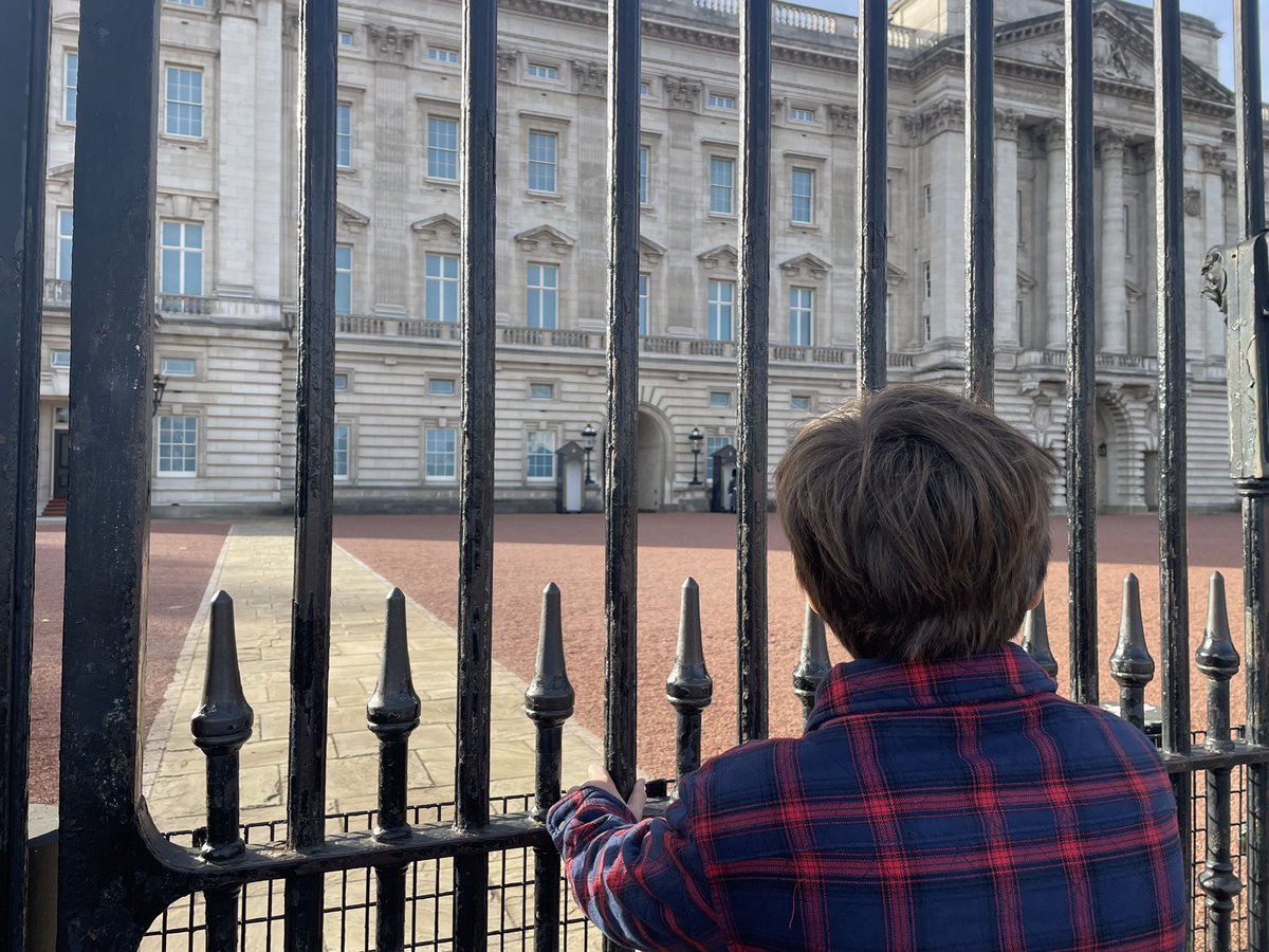 RE_DailyMail's tweet photo. Buckingham Palace has launched special family tours 🏰
Did you know Queen Victoria’s wedding cake weighed as much as a gorilla? My son was even allowed to lie on the floor of the Music Room to look at the ceiling! Thanks to our fantastic @RCT guide Sarah
https://t.co/vzmlYPXPYK https://t.co/gMRyY25rJ1