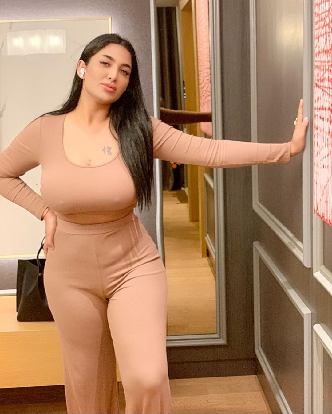 hindi_vlogger_ir on X: Without bra actress model mathira  t.cozzaBaFot7M  X