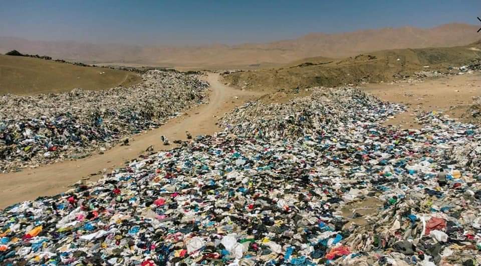 DESDE EL AIRE SE APRECIA LA GRAN CANTIDAD DE ROPA AMERICANA BOTADA EN NUESTRO DESIERTO.
Ropa que ingresa por Zona Franca #Iquique y que es botada cuando no se vende, contaminando así nuestro desierto y medio ambiente.
Interesante reportaje de  Radio Francia Internacional.
