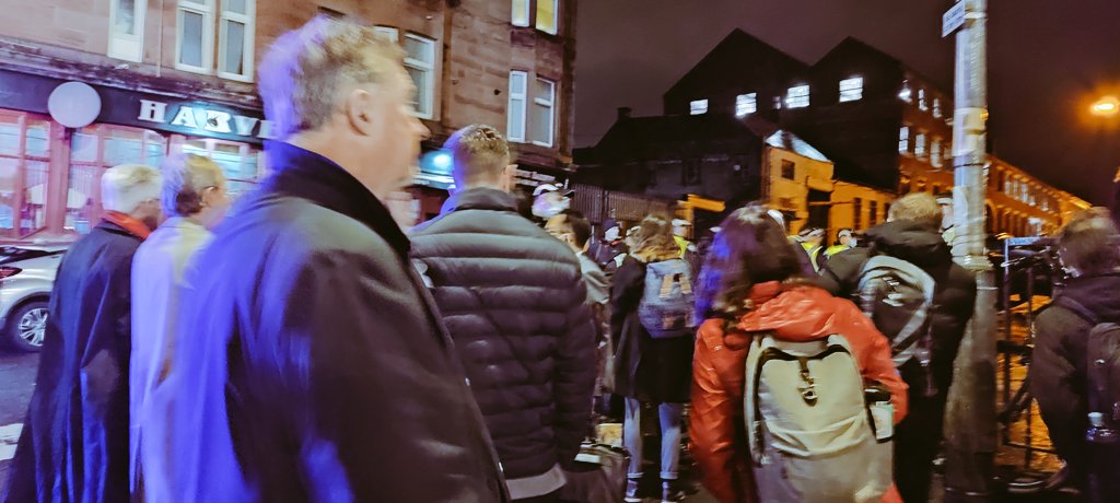 Activistas han bloqueado una calle que conduce a una cena para cargos ejecutivos de multinacionales de la industria fósil que se reúnen en la #COP26.
Una hora después, la calle sigue bloqueada. A alguien se le ha fastidiado el festín está noche.

#EcologistasEnGlasgow