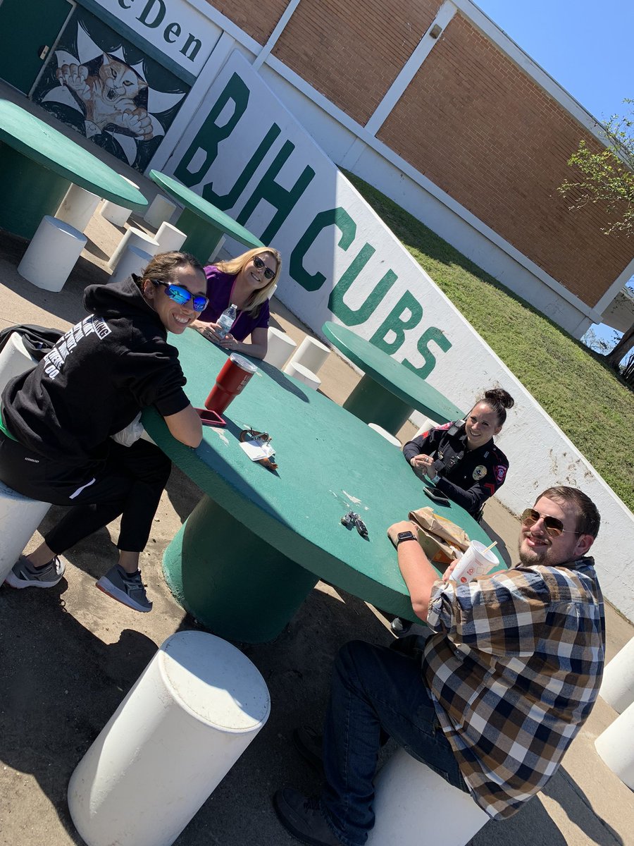 DebSaunders34's tweet photo. Beautiful day for a picnic! @brenhamjhs @BrenhamISD https://t.co/ijEFMNvz3r