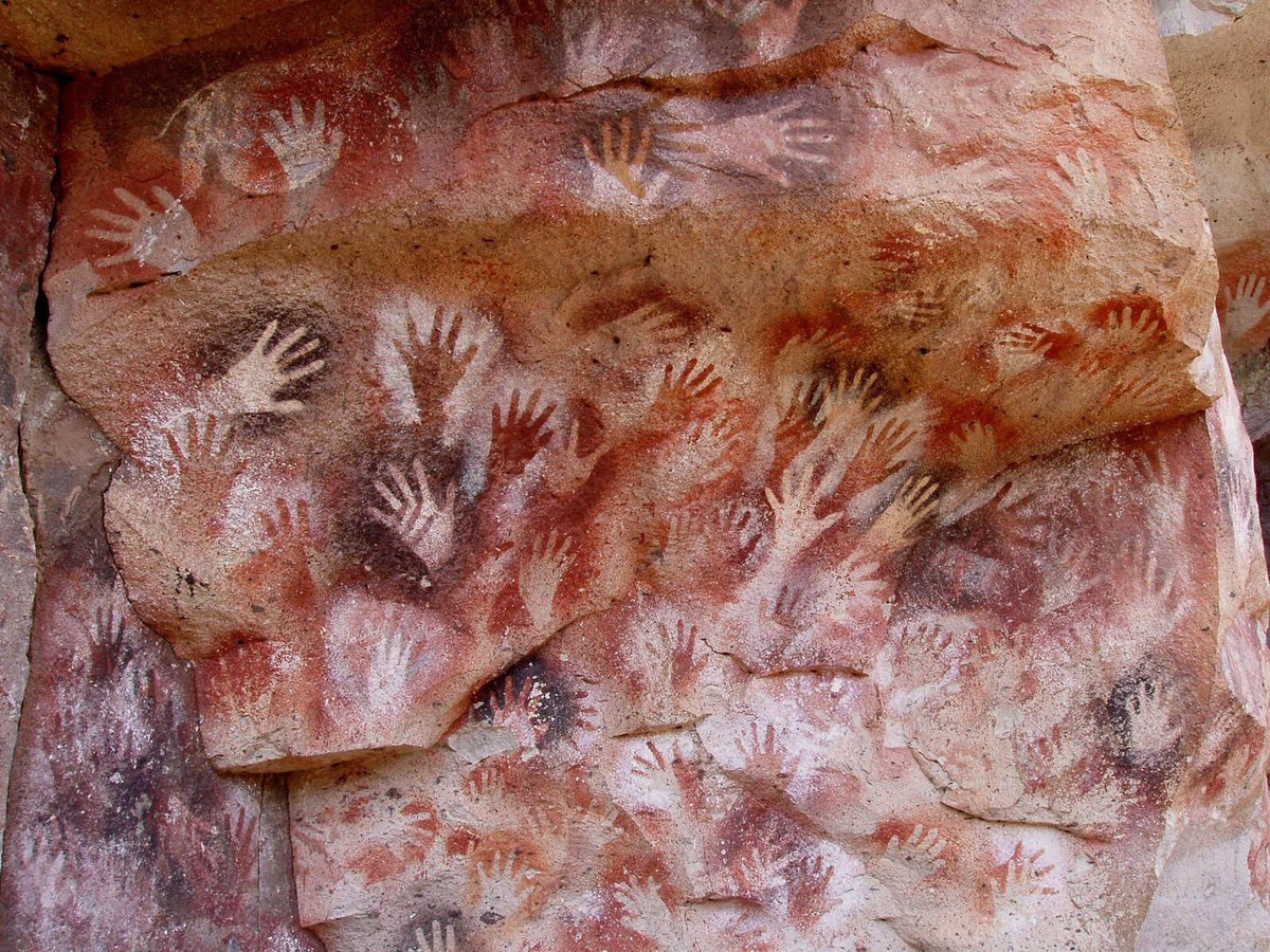 JacopoVeneziani's tweet photo. Tredicimila anni fa, spruzzando colore dalla bocca contro la propria mano appoggiata alla roccia, l'uomo inventò l'autoritratto, il desiderio di lasciare una traccia di sé grazie all’artificio magico della pittura.

Siamo in Argentina, nella « Caverna delle Mani » 🖐🏻 https://t.co/ImfJL4LQfl