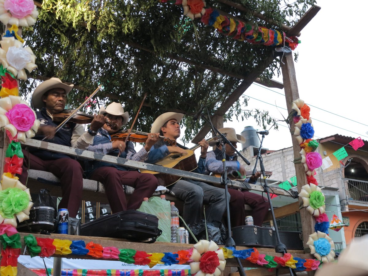 rmiimer's tweet photo. ¿Qué es la #Topada? Es la máxima expresión del huapango arribeño en la #SierraGorda. Esta enfrenta a dos grupos de músicos que tienen que memorizar e improvisar versos en estructuras de décimas. Estos se suben a espacio llamado tarango. El duelo puede durar hasta 12 horas😱. https://t.co/vLUoTDEsqK