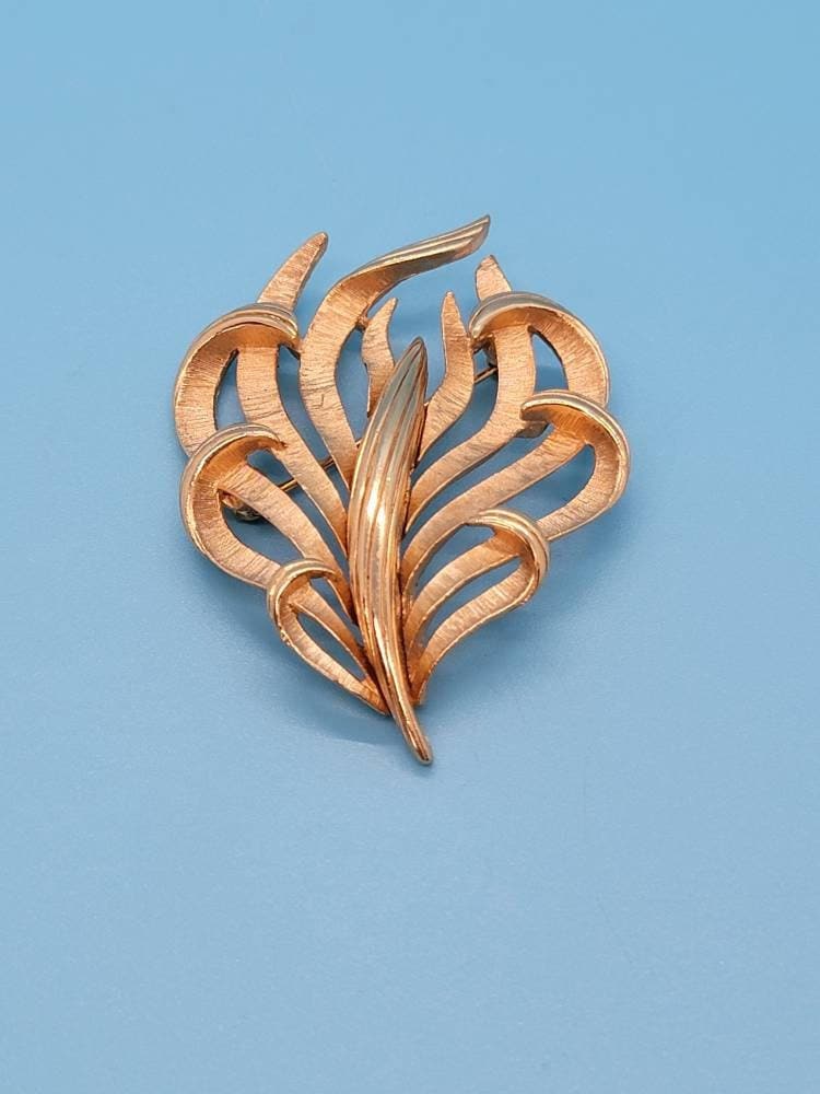 LoveAndDust's tweet photo. New Today! Keeping the hits coming with this gorgeous Crown Trifari brooch. 

https://t.co/7eYnguY9em  #crowntrifari #goldtonejewelry  #giftforher #simplejewelry #everydayjewelry https://t.co/XfD5gf9CMI