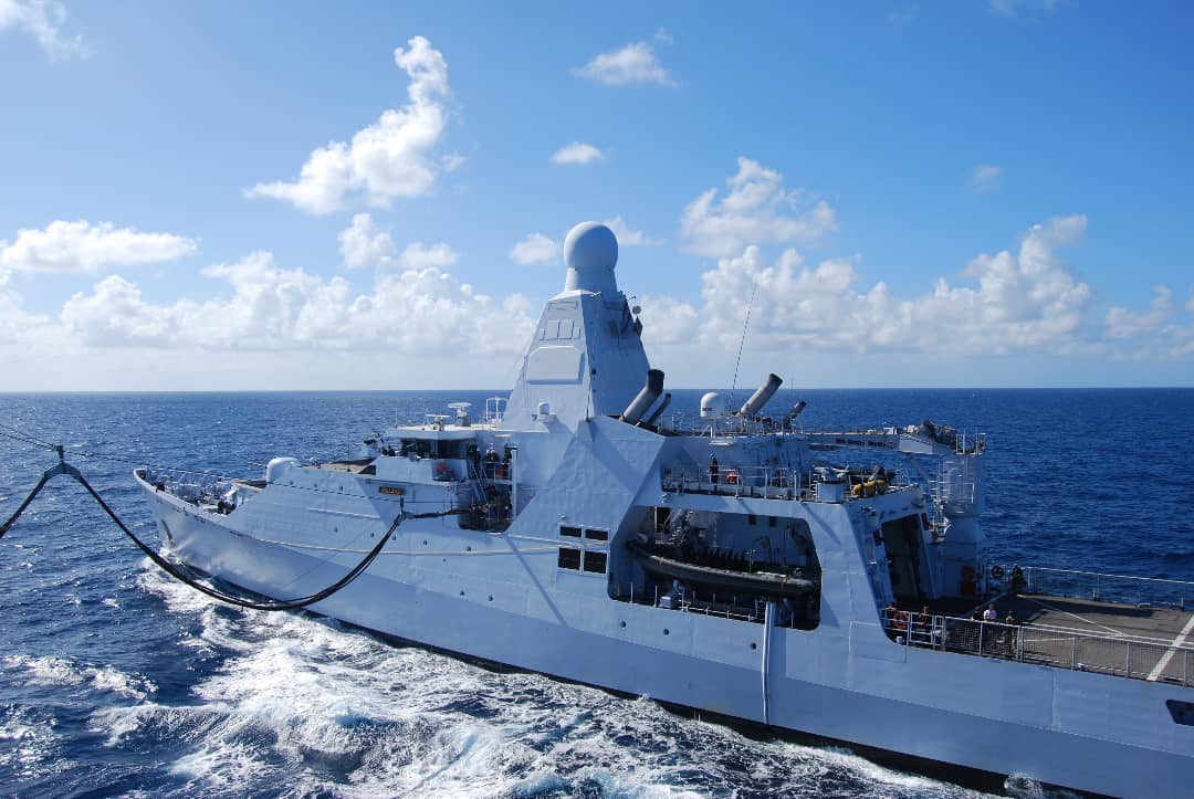 Geen inzet zonder logistiek, en geen actie zonder voldoende peut. Het Britse schip RFA Wave Knight bevoorraadde vandaag Zr.Ms. Holland en dat gaf mooie plaatjes. De beide schepen opereren in het Caribisch gebied en zijn voor een breed takenpakket inzetbaar.