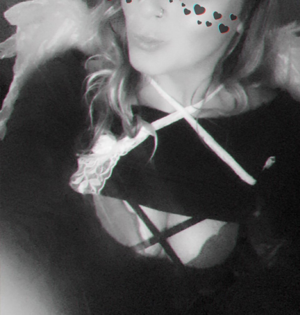 EdenX69's tweet photo. @ONLYfans__RT @DirtyNurseDais1 https://t.co/0so7vgoZDA angel or devil 🤷🏼‍♀️ https://t.co/wmB0tnImIA